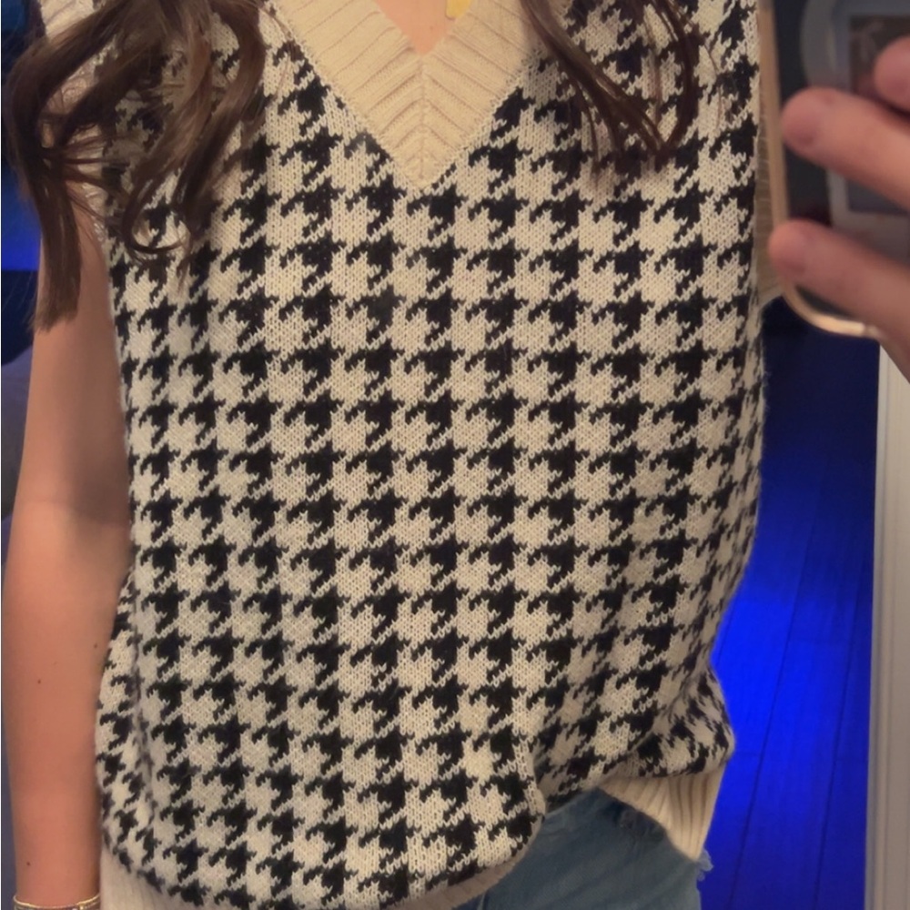 Houndstooth Knit Vest - Black and White